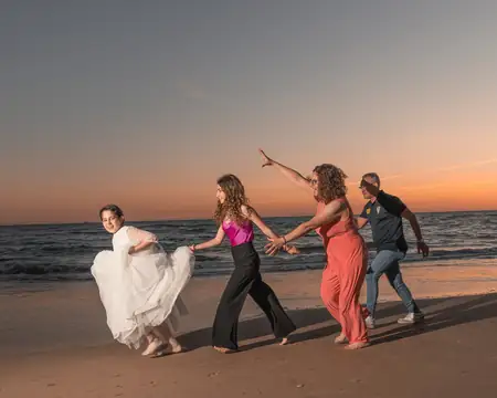 Reportaje de comunión familiar en la playa de Cádiz