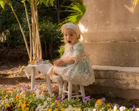 Niño caminando entre árboles en Jerez