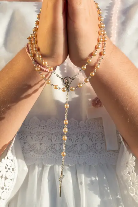 Vestido de comunión colgado antes del reportaje en Cádiz